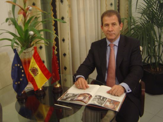 EL ALCALDE FELICITA A LOS GALARDONADOS EN LOS PREMIOS “TOTANEROS DEL AÑO´2005”, QUE PROMUEVE SEMANARIO “LÍNEA LOCAL”, Foto 1