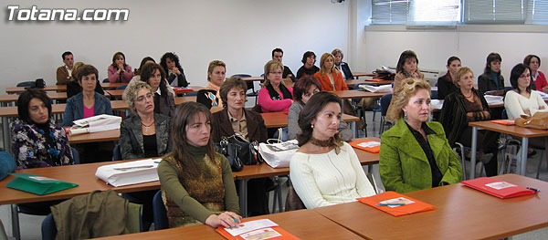 EL ALCALDE CLAUSURA LA JORNADA SOBRE FOMENTO DEL ASOCIACIONISMO EMPRESARIAL FEMENINO QUE SE CELEBRA EN EL CENTRO DE DESARROLLO LOCAL DE TOTANA, Foto 1