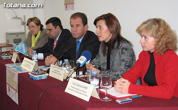 EL ALCALDE CLAUSURA LA JORNADA SOBRE FOMENTO DEL ASOCIACIONISMO EMPRESARIAL FEMENINO QUE SE CELEBRA EN EL CENTRO DE DESARROLLO LOCAL DE TOTANA, Foto 3