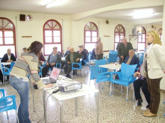 UNA VEINTENA DE SOCIOS ASISTE A LA CHARLA INFORMATIVA SOBRE EL FUNCIONAMIENTO DEL “SERVICIO DE TELEASISTENCIA DOMICILIARIA PARA PERSONAS MAYORES, DEPENDIENTES Y DISCAPACITADOS” EN EL CENTRO MUNICIPAL DE PERSONAS MAYORES “SANTA BÁRBARA”, Foto 1