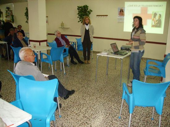 UNA VEINTENA DE SOCIOS ASISTE A LA CHARLA INFORMATIVA SOBRE EL FUNCIONAMIENTO DEL “SERVICIO DE TELEASISTENCIA DOMICILIARIA PARA PERSONAS MAYORES, DEPENDIENTES Y DISCAPACITADOS” EN EL CENTRO MUNICIPAL DE PERSONAS MAYORES “SANTA BÁRBARA”, Foto 2