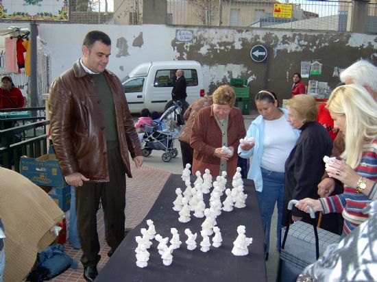 REPARTEN FIGURAS DE ESCAYOLA PARA EL BELÉN EN EL MERCADILLO SEMANAL, Foto 1