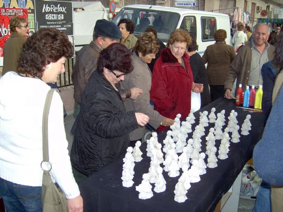 REPARTEN FIGURAS DE ESCAYOLA PARA EL BELÉN EN EL MERCADILLO SEMANAL, Foto 2