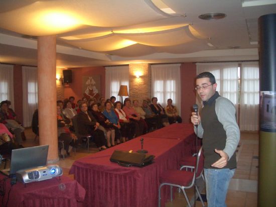 CASI UN CENTENAR DE AMAS DE CASA Y CONSUMIDORES PARTICIPAN EN UNA CHARLA SOBRE ALIMENTACIÓN EQUILIBRADA Y SALUDABLE CON MOTIVO DE LA NAVIDAD, Foto 3