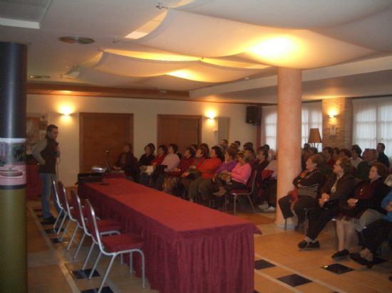 CASI UN CENTENAR DE AMAS DE CASA Y CONSUMIDORES PARTICIPAN EN UNA CHARLA SOBRE ALIMENTACIÓN EQUILIBRADA Y SALUDABLE CON MOTIVO DE LA NAVIDAD, Foto 6