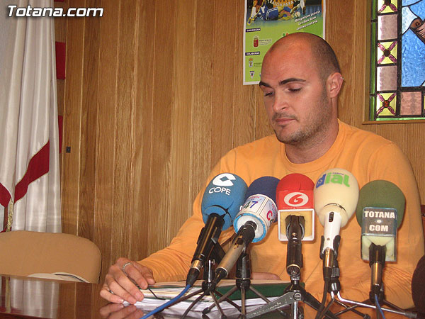 SE PRESENTA EL II TORNEO INTERCULTURAL “UN BALÓN PARA TOD@S” QUE SE CELEBRA ESTE DOMINGO EN EL PABELLÓN DE DEPORTES “MANOLO IBÁÑEZ”, Foto 1