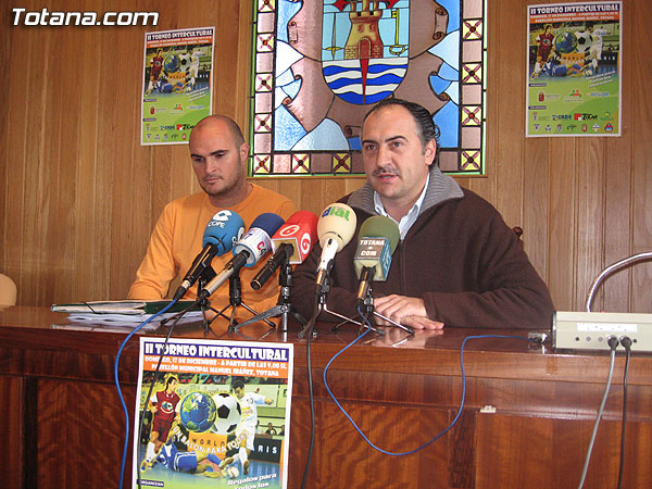 SE PRESENTA EL II TORNEO INTERCULTURAL “UN BALÓN PARA TOD@S” QUE SE CELEBRA ESTE DOMINGO EN EL PABELLÓN DE DEPORTES “MANOLO IBÁÑEZ”, Foto 2