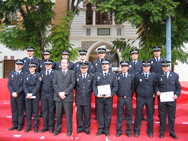 EL PRESIDENTE DE LA COMUNIDAD ENTREGA LOS DIPLOMAS A 17 AGENTES DE LA POLICÍA LOCAL DE TOTANA RECIÉN INCORPORADOS A SUS PUESTOS (2007), Foto 1