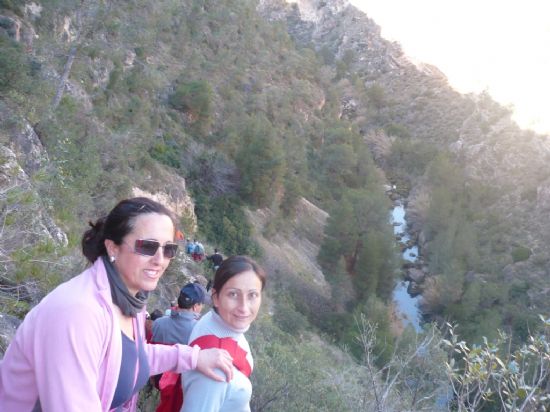 LA RUTA DE SENDERISMO POR EL CAÑÓN DE ALMADENES, ORGANIZADA POR LA CONCEJALÍA DE DEPORTES, CONTÓ CON MEDIO CENTENAR DE PERSONAS, Foto 2