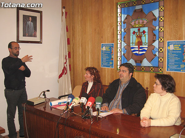 LA CONCEJALÍA DE SERVICIOS AL CIUDADANO Y LA ASOCIACIÓN DE PERSONAS SORDAS “EL UNICORNIO” UN TALLER DE LENGUA DE SIGNOS   , Foto 1