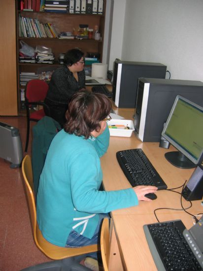 LA ADQUISICIÓN DE UNA SILLA DE RUEDAS A MOTOR Y UN TOTAL DE SIETE ORDENADORES MEJORAN EL EQUIPAMIENTO Y LA ATENCIÓN QUE SE OFRECE A LOS USUARIOS DEL CENTRO OCUPACIONAL “JOSÉ MOYÁ” (2008), Foto 2