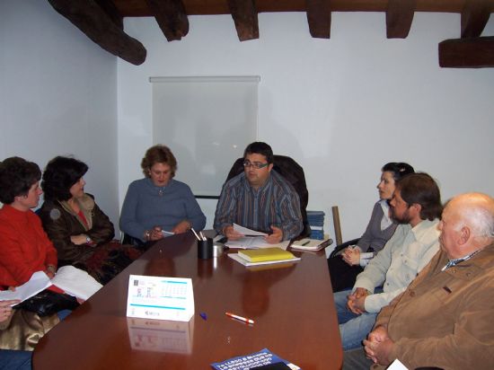 EL CONCEJAL DE PARTICIPACION CIUDADANA SE REUNE CON LA ASOCIACION DE VECINOS DEL BARRIO TIROL-CAMILLERI PARA RECOGER LAS INQUIETUDES DE LOS VEICNOS Y NECESIDADES DE LA ZONA (2008), Foto 3