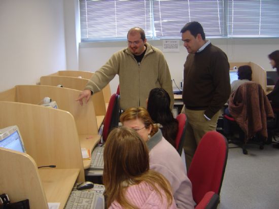 CONCEJAL FOMENTO Y EMPLEO REALIZA UNA VISITA A CENTRO LOCAL EMPLEO CONOCER TRABAJO TALLERES DE ESTRATEGIAS DE BÚSQUEDA DE EMPLEO   , Foto 2