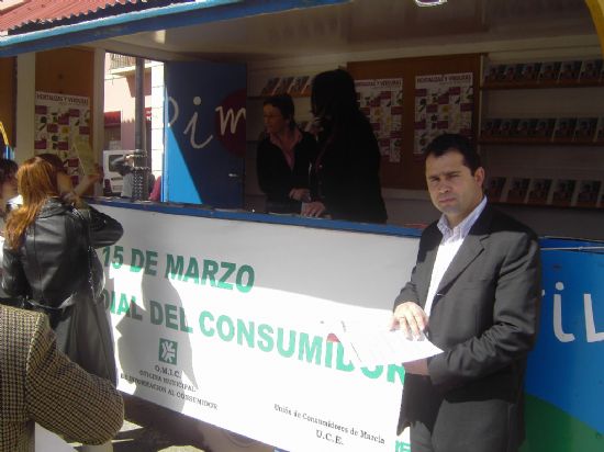 LA CONCEJALÍA DE CONSUMO SALE A LA CALLE PARA CONCIENCIAR A LOS CIUDADANOS DE SUS DERECHOS Y OBLIGACIONES DENTRO DEL DÍA MUNDIAL CONSUMO, Foto 2