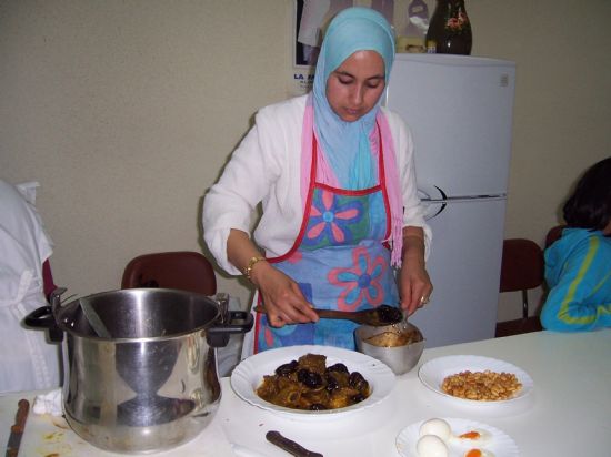 UN TOTAL DE 12 MUJERES DE CUATRO PAÍSES DIFERENTES HAN MOSTRADO SU GASTRONOMÍA TÍPICA EN EL TALLER DE COCINA INTERCULTURAL ORGANIZADO POR EL ÁREA DE INMIGRACIÓN, Foto 2