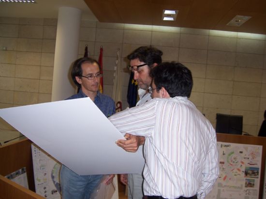 LOS TRABAJOS PRESENTADOS AL CONCURSO DE IDEAS PARA LA “REMODELACIÓN DE LA PLAZA DE LA BALSA VIEJA” ESTARÁN EXPUESTOS EN LA SALA MUNICIPAL DE EXPOSICIONES “GREGORIO CEBRIÁN” HASTA EL PRÓXIMO JUEVES 22 DE MAYO, Foto 2