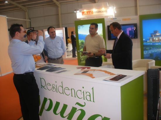 AUTORIDADES MUNICIPALES ASISTEN AL “III SALÓN INMOBILIARIO DEL LEVANTE” PARA APOYAR AL PROYECTO RESIDENCIAL ESPUÑA Y VISITAR EL STAND EXPOSITOR DE LA ASOCIACIÓN DE ARTESANOS DE TOTANA, Foto 1