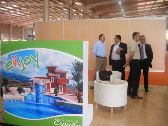 AUTORIDADES MUNICIPALES ASISTEN AL “III SALÓN INMOBILIARIO DEL LEVANTE” PARA APOYAR AL PROYECTO RESIDENCIAL ESPUÑA Y VISITAR EL STAND EXPOSITOR DE LA ASOCIACIÓN DE ARTESANOS DE TOTANA, Foto 2
