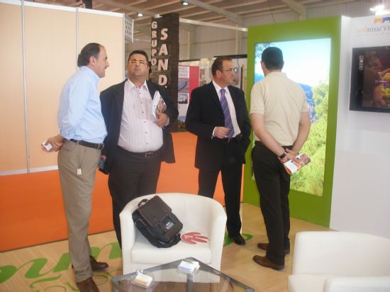 AUTORIDADES MUNICIPALES ASISTEN AL “III SALÓN INMOBILIARIO DEL LEVANTE” PARA APOYAR AL PROYECTO RESIDENCIAL ESPUÑA Y VISITAR EL STAND EXPOSITOR DE LA ASOCIACIÓN DE ARTESANOS DE TOTANA, Foto 3