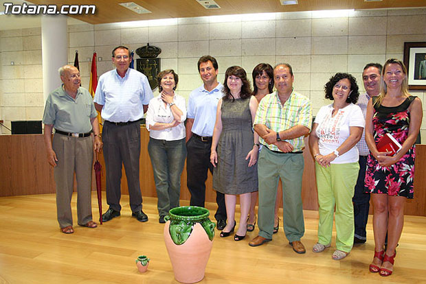 UNA ORZA DE BARRO VIDRIADO ELABORADA EN TORNO Y A MANO SERÁ LA PIEZA QUE REPRESENTARÁ A LA ALFARERÍA DE TOTANA (2008), Foto 1