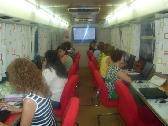 LAS MUJERES QUE REALIZARON EL CURSO “INICIACIÓN A LAS NUEVAS TECNOLOGÍAS” EN EL AULA MÓVIL YA PUEDEN RECOGER SUS DIPLOMAS ACREDITATIVOS EN LA CONCEJALÍA DE LA MUJER (2007), Foto 1