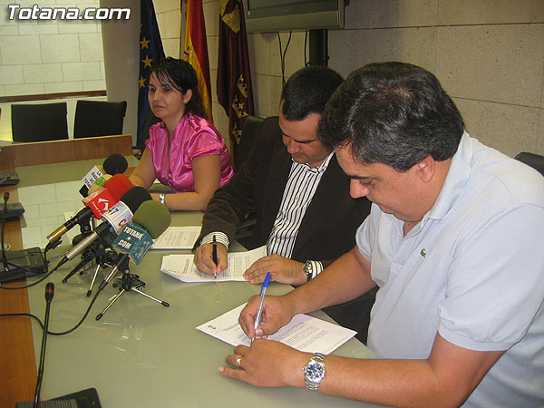 SUSCRIBEN UN CONVENIO DE COLABORACIÓN PARA DESARROLLAR ACTUACIONES Y ESTRATEGIAS DE PROMOCIÓN DEL SECTOR DEL COMERCIO, Foto 1