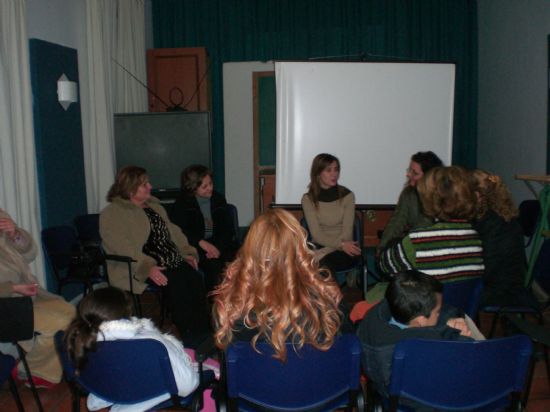 ENTREGAN LOS DIPLOMAS A LAS MUJERES PARTICIPANTES EN EL PROGRAMA CLARA, Foto 2