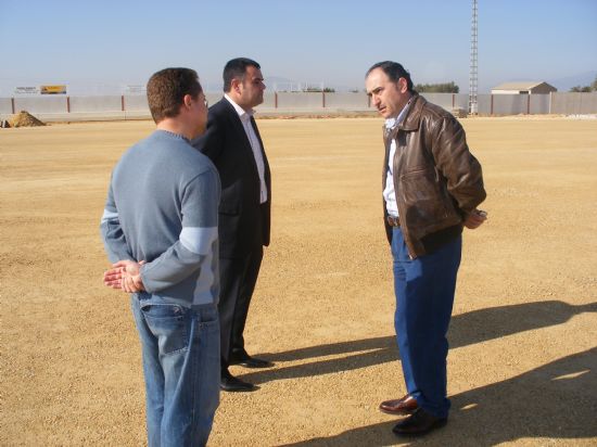 LOS CONCEJALES DE DEPORTES Y OBRAS VISITAN LAS OBRAS DEL CAMPO DE FÚTBOL DE CÉSPED ARTIFICIAL DE LA PEDANÍA DE EL PARETÓN QUE ENTRAN EN SU ÚLTIMA FASE DE EJECUCIÓN, Foto 1