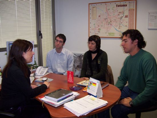 EL CONSISTORIO INICIA LOS TRÁMITES PARA LA PUESTA EN MARCHA DEL PROYECTO “AYUNTAMIENTO SIN PAPELES” CON EL FIN DE DIGITALIZAR TODOS LOS DOCUMENTOS EXISTENTES Y AGILIZAR LA TRAMITACIÓN DE LOS MISMOS (2008), Foto 1