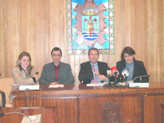 ALCALDE HACE ENTREGA DEL VI PREMIO DE INVESTIGACIÓN HISTÓRICA ALPORCHÓN A JOSÉ ANTONIO SÁNCHEZ PRAVIA POR LA OBRA EL BARRO ENCANTADO. TRADICIÓ EN TOTANA SIGLOS XVI-XX  , Foto 1