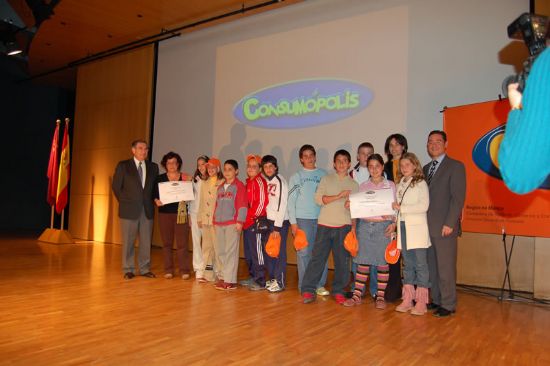 LA CONCEJALÍA DE EDUCACIÓN FELICITA AL COLEGIO “TIERNO GALVÁN” POR SUS ÉXITOS EN LA CONVOCATORIA DE LOS PREMIOS “CONSUMÓPOLIS” QUE OTORGA LA COMUNIDAD AUTÓNOMA , Foto 4