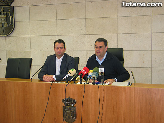 EL CONCEJAL DE CONSUMO, ARTESANÍA, SALUD PÚBLICA Y COMERCIO, DOMINGO MARTÍNEZ SEGURA, OFRECIÓ UNA RUEDA DE PRENSA PARA HACER BALANCE DE SU GESTIÓN EN LA PRESENTE LEGISLATURA, Foto 2