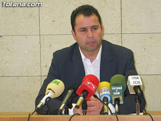 EL CONCEJAL DE CONSUMO, ARTESANÍA, SALUD PÚBLICA Y COMERCIO, DOMINGO MARTÍNEZ SEGURA, OFRECIÓ UNA RUEDA DE PRENSA PARA HACER BALANCE DE SU GESTIÓN EN LA PRESENTE LEGISLATURA, Foto 3