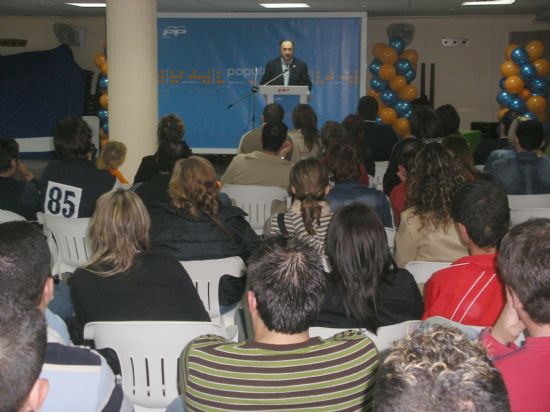 CERCA DE UN CENTENAR DE JÓVENES PARTICIPAN EN EL ACTO SECTORIAL ORGANIZADO POR EL PP PARA PRESENTAR EL PROGRAMA DE JUVENTUD Y DEPORTES, Foto 1