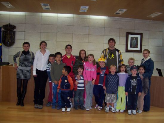 ALUMNOS DE INFANTIL Y PRIMARIA DEL COLEGIO PÚBLICO DE LÉBOR VISITAN EL AYUNTAMIENTO PARA CONOCER DE CERCA LOS SERVICIOS QUE SE PRESTAN Y LAS DEPENDENCIAS MUNICIPALES (2008), Foto 1