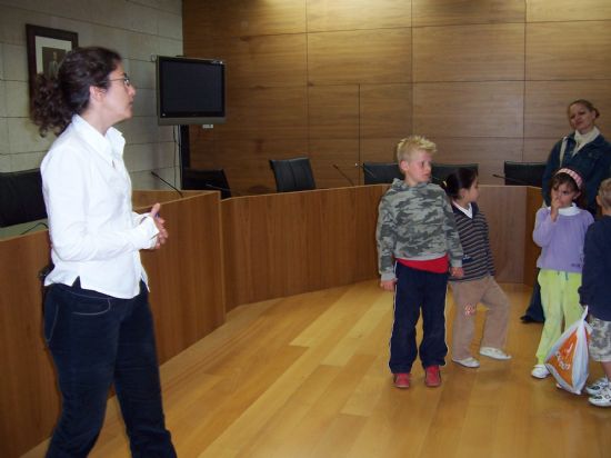 ALUMNOS DE INFANTIL Y PRIMARIA DEL COLEGIO PÚBLICO DE LÉBOR VISITAN EL AYUNTAMIENTO PARA CONOCER DE CERCA LOS SERVICIOS QUE SE PRESTAN Y LAS DEPENDENCIAS MUNICIPALES (2008), Foto 2