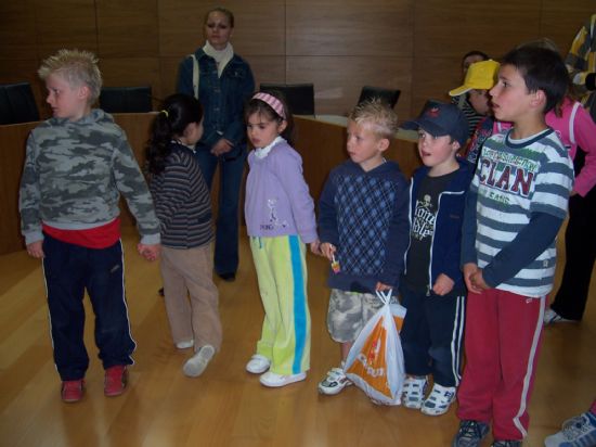 ALUMNOS DE INFANTIL Y PRIMARIA DEL COLEGIO PÚBLICO DE LÉBOR VISITAN EL AYUNTAMIENTO PARA CONOCER DE CERCA LOS SERVICIOS QUE SE PRESTAN Y LAS DEPENDENCIAS MUNICIPALES (2008), Foto 3