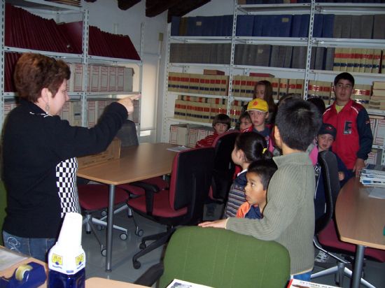 ALUMNOS DE INFANTIL Y PRIMARIA DEL COLEGIO PÚBLICO DE LÉBOR VISITAN EL AYUNTAMIENTO PARA CONOCER DE CERCA LOS SERVICIOS QUE SE PRESTAN Y LAS DEPENDENCIAS MUNICIPALES (2008), Foto 6