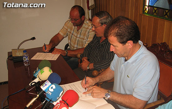 EL AYUNTAMIENTO DE TOTANA SUSCRIBE EL PRIMER CONVENIO CON LA ASOCIACIÓN DE TRANSPORTISTAS PARA LA REALIZACIÓN DE LABORES DE DIFUSIÓN Y PUBLICIDAD DE ESTA ENTIDAD, Foto 3