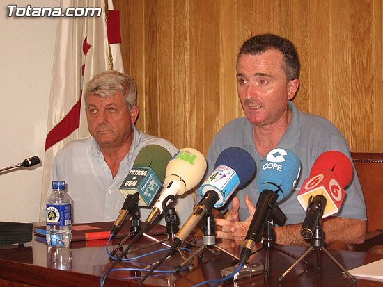 EL AYUNTAMIENTO DE TOTANA RENUEVA POR TERCER AÑO EL CONVENIO DE COLABORACIÓN CON LA ASOCIACIÓN DE TAXISTAS PARA IMPULSAR ESTE TRANSPORTE PÚBLICO, Foto 1