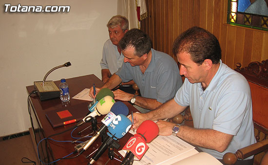 EL AYUNTAMIENTO DE TOTANA RENUEVA POR TERCER AÑO EL CONVENIO DE COLABORACIÓN CON LA ASOCIACIÓN DE TAXISTAS PARA IMPULSAR ESTE TRANSPORTE PÚBLICO, Foto 3