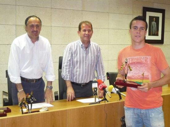 LA CONCEJALÍA DE DEPORTES ENTREGA UN TOTAL DE 10.500 EUROS EN BECAS A LOS 14 DEPORTISTAS TOTANEROS MÁS DESTACADOS, Foto 2