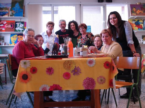 LAS MONITORAS DEL TALLER DE ARTES PLÁSTICAS ORGANIZAN UNA ACTIVIDAD DE DECORACIÓN DE FIGURAS DE ESCAYOLA CON LA ASOCIACIÓN DE AMAS DE CASA DE TOTANA (2008), Foto 1