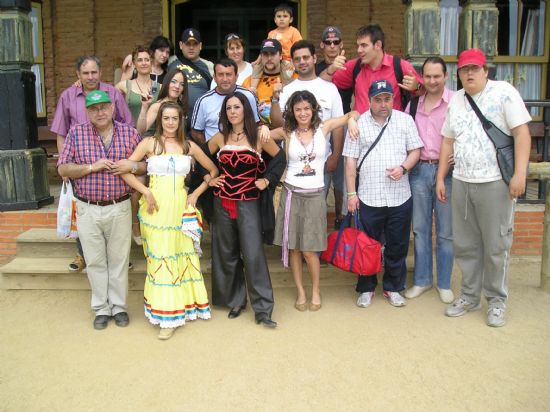 USUARIOS DEL SERVICIO DE ATENCIÓN SOCIAL A PERSONAS CON PROBLEMAS GRAVES DE SALUD MENTAL REALIZAN UNA VISITA AL CENTRO DE OCIO: “MINI HOLLYWOOD y RESERVA ZOOLOGICA” DE ALMERIA, Foto 3