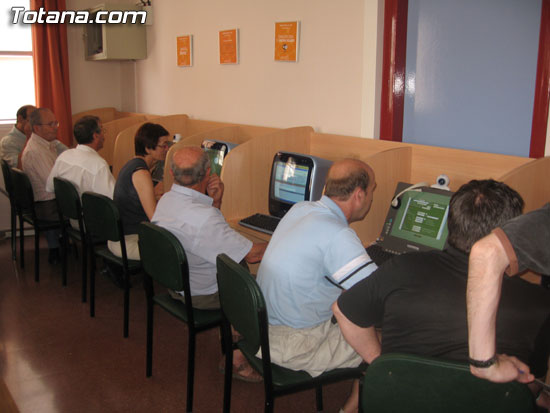 LOS CONCEJALES DE NUEVAS TECNOLOGÍAS Y SERVICIOS AL CIUDADANO INAUGURAN EL NUEVO SERVICIO TELECENTRO EN EL CENTRO MUNICIPAL DE PERSONAS MAYORES, Foto 1