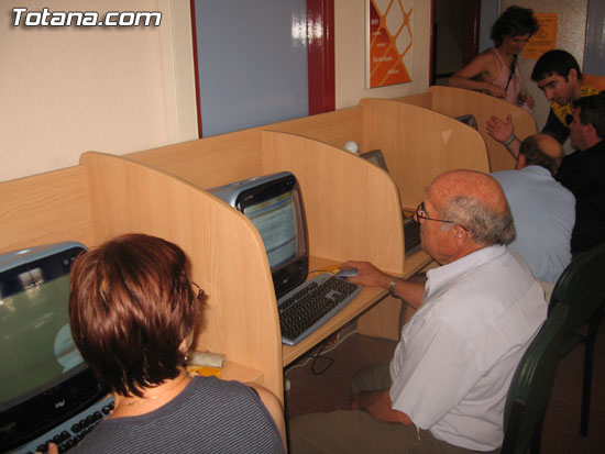 LOS CONCEJALES DE NUEVAS TECNOLOGÍAS Y SERVICIOS AL CIUDADANO INAUGURAN EL NUEVO SERVICIO TELECENTRO EN EL CENTRO MUNICIPAL DE PERSONAS MAYORES, Foto 2