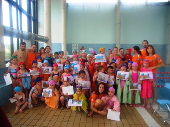 SE CLAUSURAN LOS CURSOS DE NATACIÓN EN LA PISCINA CUBIERTA CLIMATIZADA CON UNA GRAN FIESTA ACUÁTICA, Foto 1