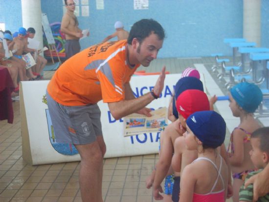 SE CLAUSURAN LOS CURSOS DE NATACIÓN EN LA PISCINA CUBIERTA CLIMATIZADA CON UNA GRAN FIESTA ACUÁTICA, Foto 4