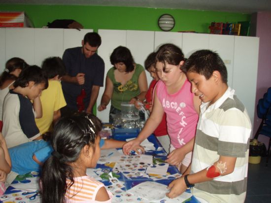 LOS PROYECTOS DE “PROMOCIÓN EDUCATIVA” Y “DINAMIZACIÓN SOCIAL EN BARRIOS” QUE LLEVA A CABO “EL CANDIL” SE DESPIDEN DURANTE LA ÉPOCA ESTIVAL CON LA CELEBRACIÓN DE UNA GRAN FIESTA EN LA EDUTECA “PUZZLE”, Foto 2