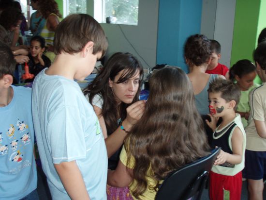 LOS PROYECTOS DE “PROMOCIÓN EDUCATIVA” Y “DINAMIZACIÓN SOCIAL EN BARRIOS” QUE LLEVA A CABO “EL CANDIL” SE DESPIDEN DURANTE LA ÉPOCA ESTIVAL CON LA CELEBRACIÓN DE UNA GRAN FIESTA EN LA EDUTECA “PUZZLE”, Foto 4